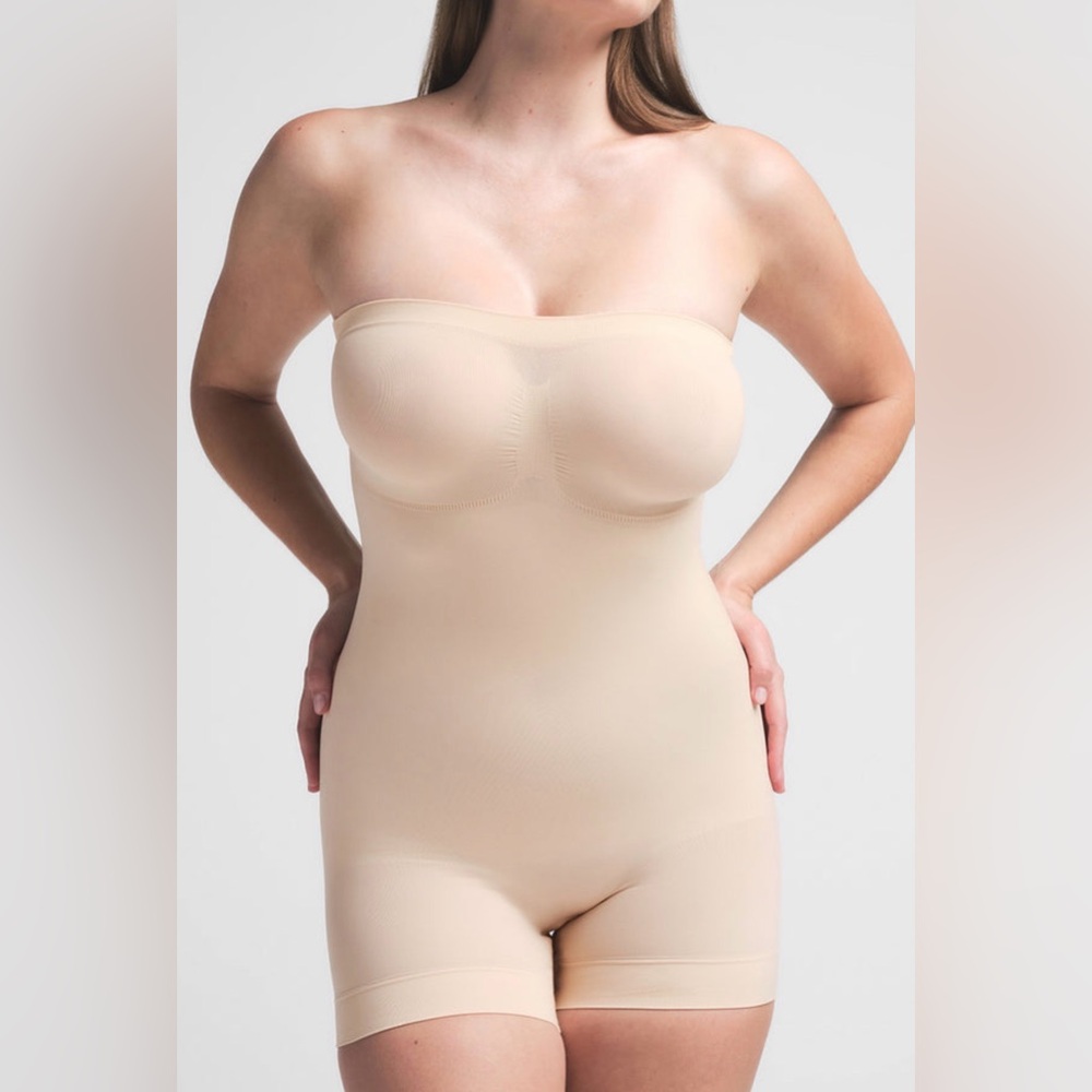SKIMS Seamless Strapless Bodysuit - SAND